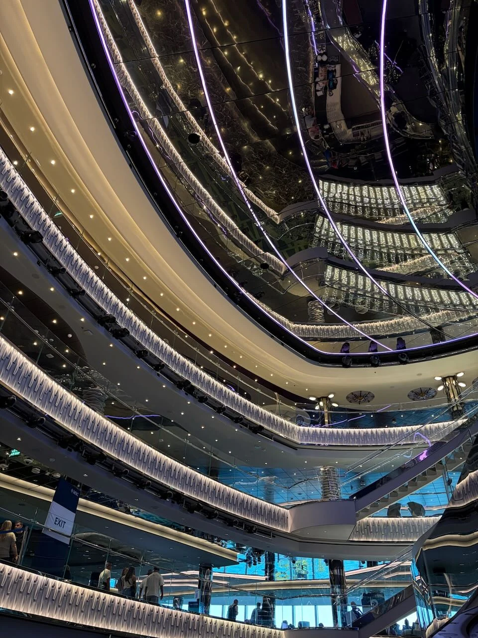 Spiegeldecke und geschwungene Galerieebenen im Atrium der MSC Seaview